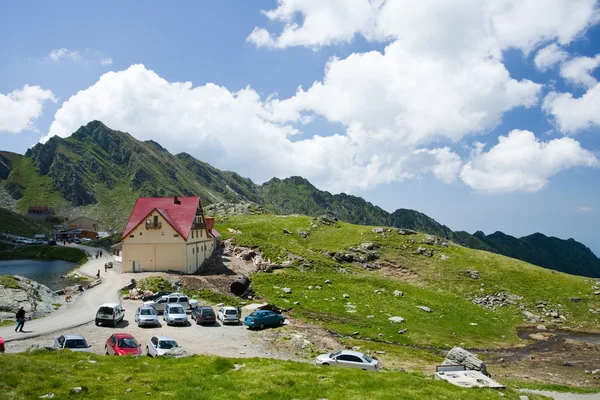 Hotel usytuowany pomiędzy górami w Rumunii — Zdjęcie stockowe