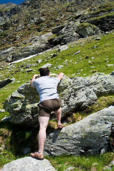 Hombre fuerte escalando montaña —  Fotos de Stock