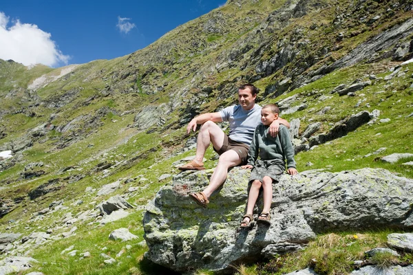 Отец и сын в горах — стоковое фото