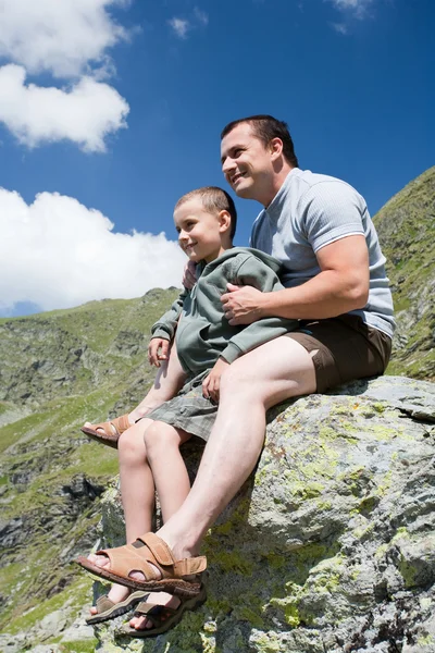 Otec a syn v horách — Stock fotografie