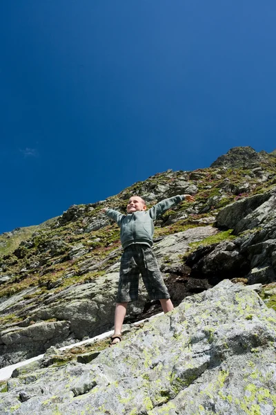 Rapaz escalada montanha — Fotografia de Stock