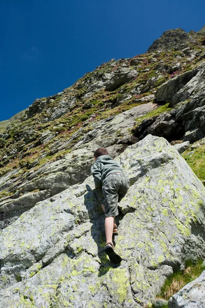 Мальчик-альпинист — стоковое фото