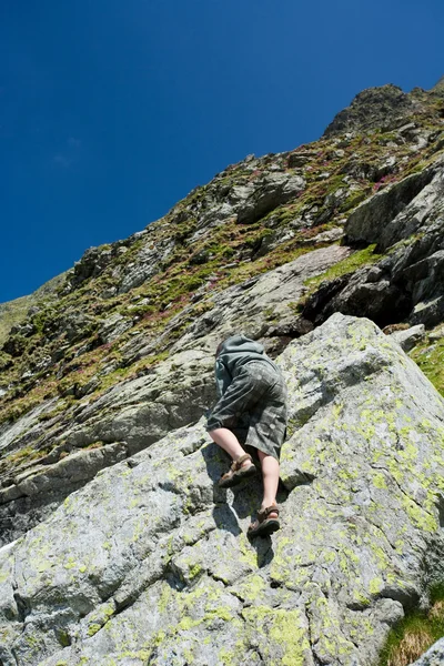 Boy climbing mountain — Stock Photo, Image