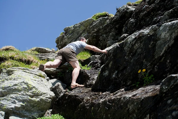 Erős ember hegymászó hegy — Stock Fotó