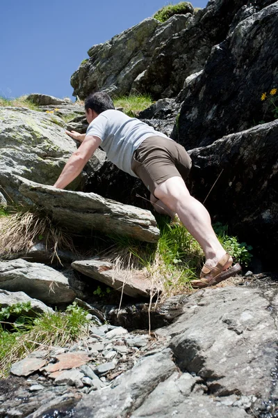 Homem forte escalada montanha — Fotografia de Stock