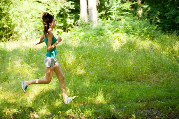 Menina bonita correndo pela floresta — Fotografia de Stock