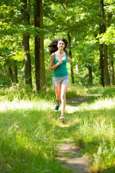 Krásná dívka běží lesem — Stock fotografie
