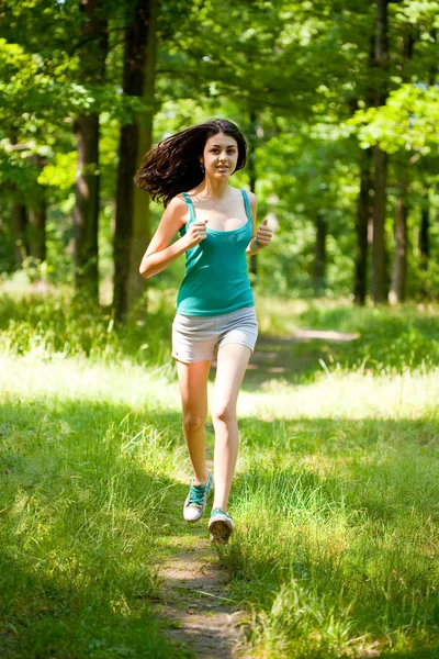 Jovem fazendo aeróbica ao ar livre — Fotografia de Stock