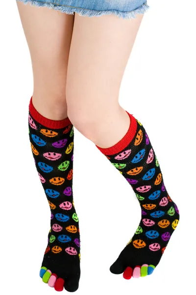 Renkli çorap ile bacaklar — Stok fotoğraf