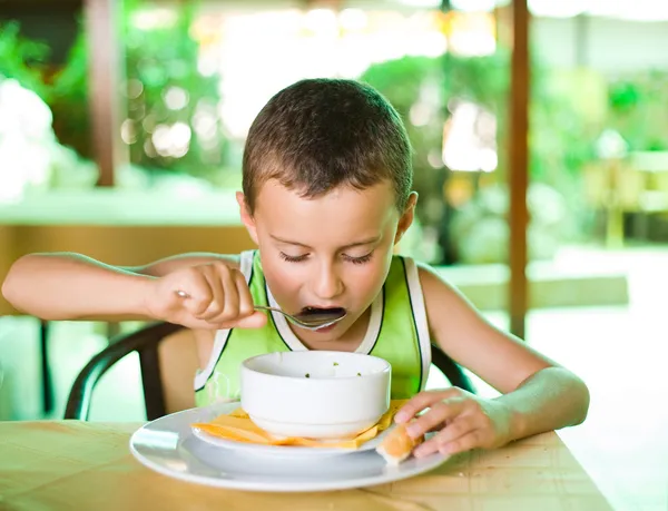 かわいい子供はスープを食べる — ストック写真