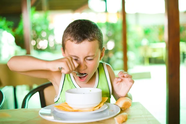 かわいい子供はスープを食べる — ストック写真