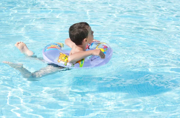 Schattige jongen zwemmen in zwembad — Stockfoto