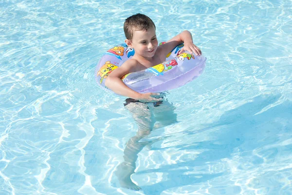 Miúdo bonito nadando na piscina — Fotografia de Stock