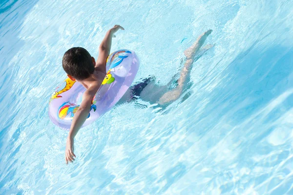 Nettes Kind schwimmt im Pool — Stockfoto