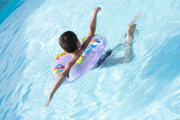 Schattige jongen zwemmen in zwembad — Stockfoto