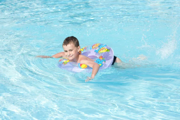 プールで泳いでいるかわいい子供 — ストック写真