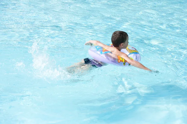 Roztomilé dítě plavání v bazénu — Stock fotografie