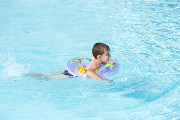 Enfant mignon nageant dans la piscine — Photo