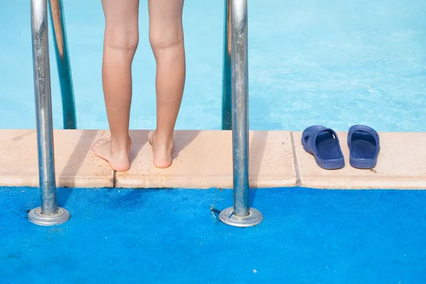 Pernas de criança no lado da piscina — Fotografia de Stock