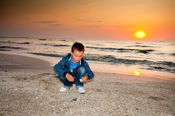 Niño en la playa al amanecer — Foto de Stock