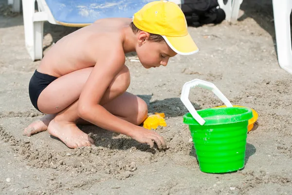 Junge spielt im Sand — Stockfoto
