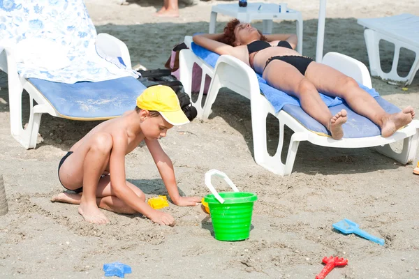 Мальчик, играющий в песке — стоковое фото