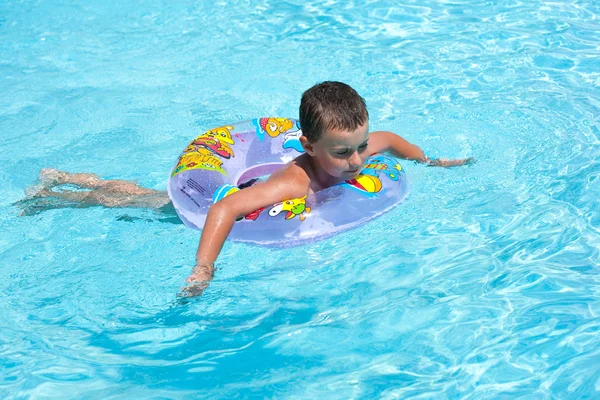 Χαριτωμένο παιδί κολύμπι στην πισίνα — Φωτογραφία Αρχείου