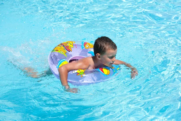 Lindo niño nadando en la piscina — Foto de Stock