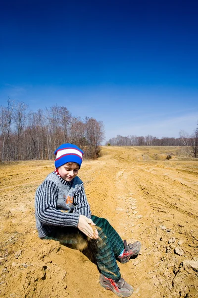 Kind spelen met modder — Stockfoto
