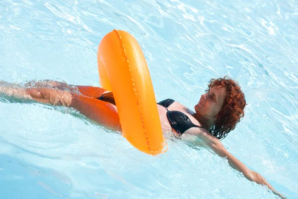 Γυναίκα χαλαρώνοντας στην πισίνα του ξενοδοχείου — Φωτογραφία Αρχείου