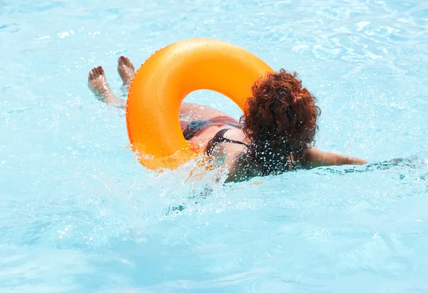 호텔 수영장에서 편안한 여자 — 스톡 사진