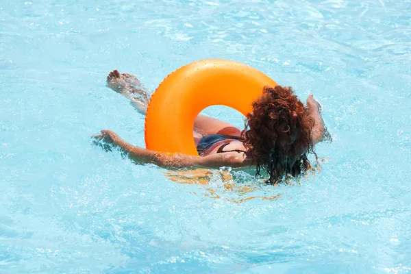 Γυναίκα χαλαρώνοντας στην πισίνα του ξενοδοχείου — Φωτογραφία Αρχείου