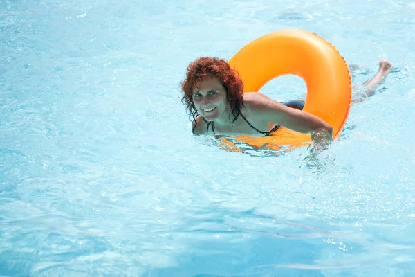 Žena relaxaci v hotelovém bazénu — Stock fotografie