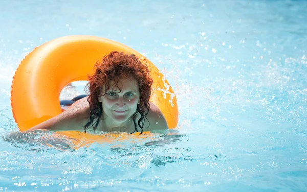 Otel havuzunda rahatlatıcı kadın — Stok fotoğraf