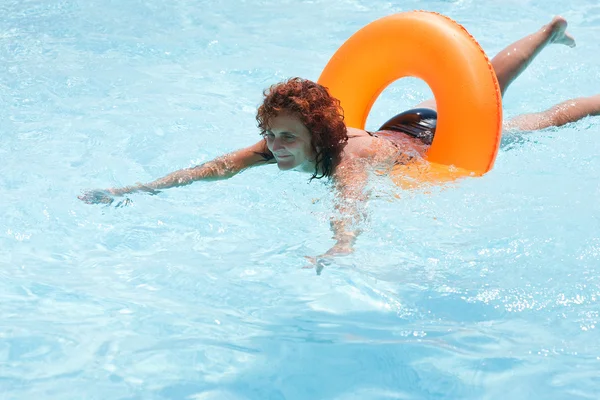 Mulher relaxante na piscina do hotel — Fotografia de Stock