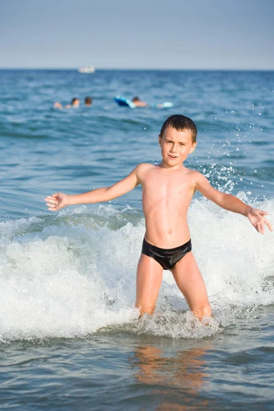 Niño jugando en el agua de mar — Foto de Stock