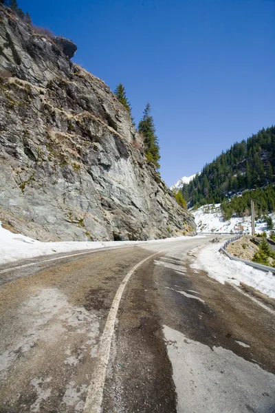 Road through mountains — Stock Photo, Image
