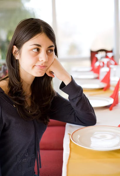 Brunette te wachten in een restaurant — Stockfoto