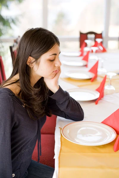 Morena esperando en un restaurante — Foto de Stock