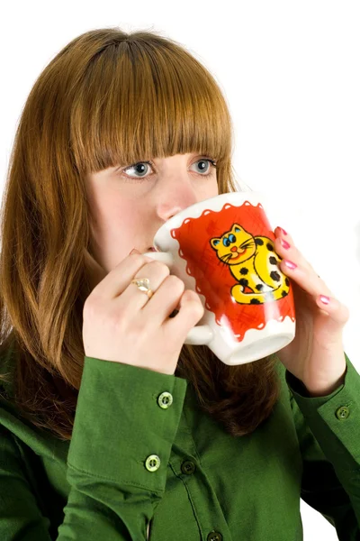 Chica bebiendo de una taza — Foto de Stock
