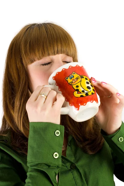 Mädchen trinkt aus einer Tasse — Stockfoto