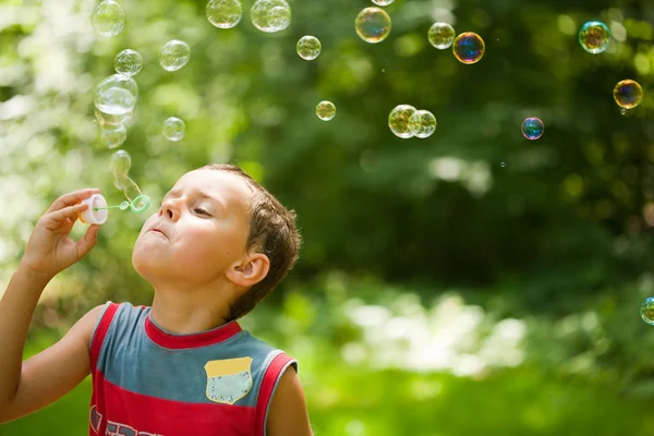 Мила дитина дме мильні бульбашки — стокове фото