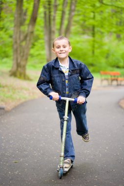 güzel bir çocuk scooter üzerinde