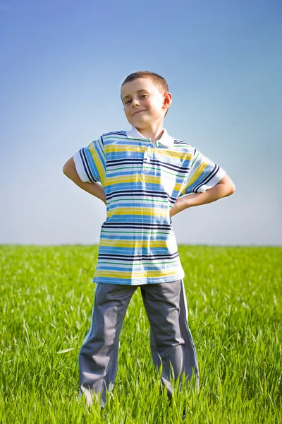 Симпатичный ребенок на пшеничном поле — стоковое фото