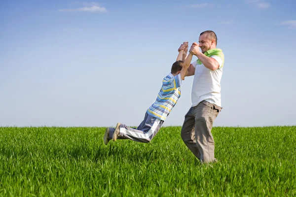 Отец и сын хорошо проводят время на свежем воздухе — стоковое фото