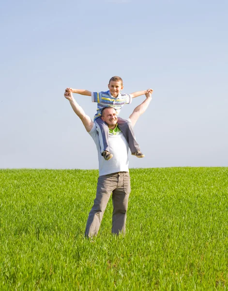 Отец и сын на пшеничном поле — стоковое фото