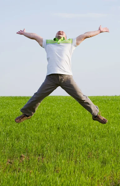 Homem feliz em um campo de trigo — Fotografia de Stock