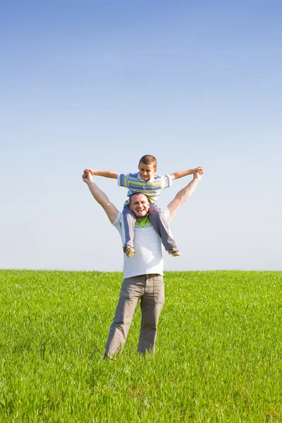 Vater und Sohn in einem Weizenfeld — Stockfoto