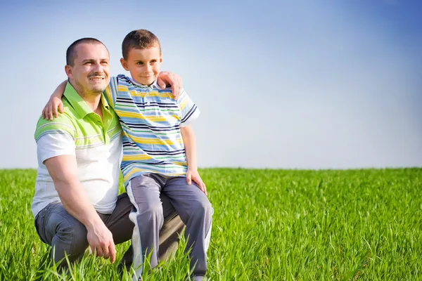 Vader en zoon hebben goede tijd buiten — Stockfoto