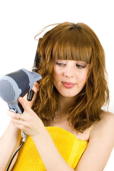 Sarışın kız saç kurutma makinesi kullanma — Stok fotoğraf